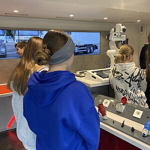 Der M&E-Truck brachte Technik und Berufsorientierung direkt an unsere Schule! 🔧🚛 Unsere Schülerinnen und Schüler konnten...