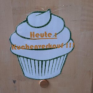 Teamwork: Schlemmen dank der lieben Tutorinnen und Tutoren und ihrer 7. Klasse. Danke für den tollen Kuchenverkauf 😀