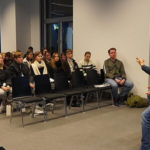 Was für eine tolle Diskussion mit unseren Schülerinnen und Schülern der Klassen 9av und 9bv. 
So viele Fragen, die alle...